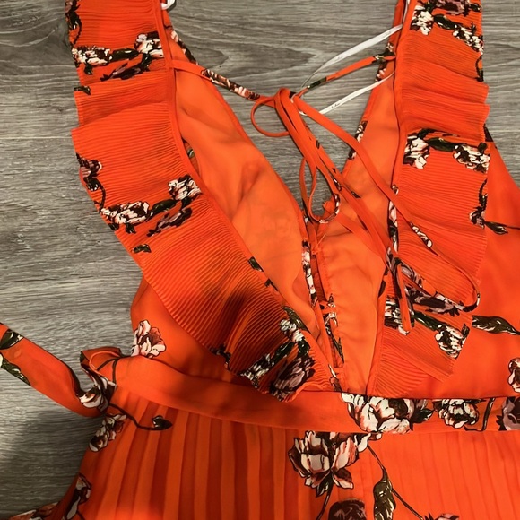 Woman’s Lulus dress - Picture 5 of 8